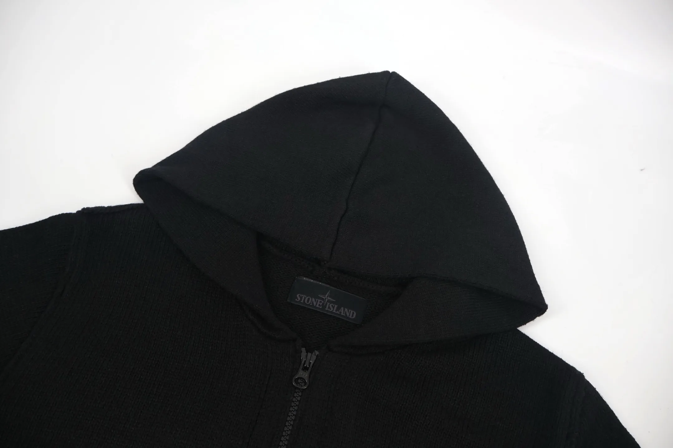 🅿️560 [Exclusive supply] Stone island zipper knitted jacket is made of merino wool fabric. This wool has 78% wool content, which is a wool yarn with ultra-high wool content. The loom-finished clothes contain 22% cotton, making the clothes more suitable for the upper body. The armband is made with Tajima embroidery machine several times and modified before the final version is produced. Size:S-M-L-XL